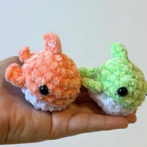 Small crochet plush shark - Picture 3 of 3